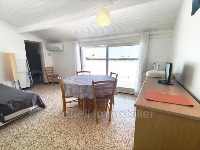 P2 au 2ème et dernier étage avec parking privé. Environ 43 m²