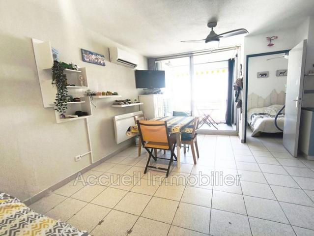 P2 au 3ème et dernier étage, vendu meublé, d'environ 26 m² + l