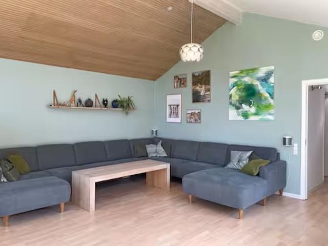 På attraktive Mandalsvej i Aarhus N udlejes denne skønne og rummelige familievilla på hele 215 m², beliggende på en stor og indhegnet grund på 885 m². Her får man en bolig, hvor klassisk villaid.