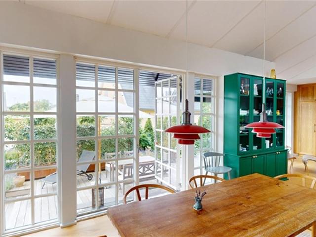 På en meget attraktiv adresse i Valby, med udsigt til Damhussøen og kort afstand til grønne rekreative områder, finder I denne rummelige og velindrettede familievilla. Her får I en bolig, der ko.