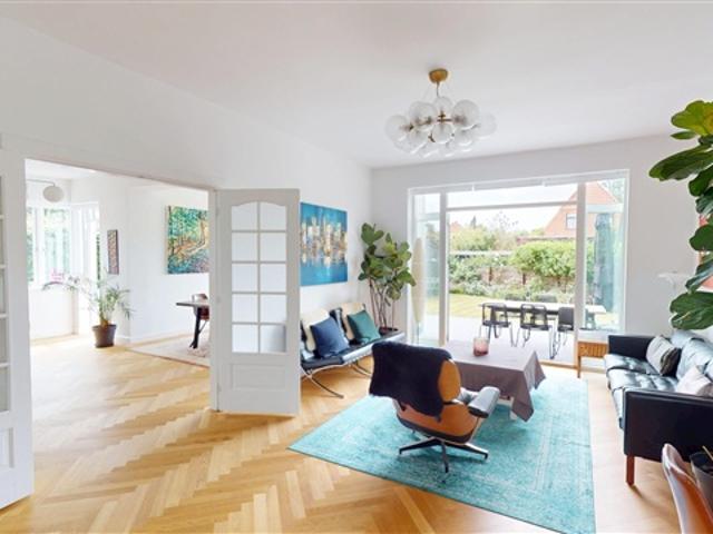 På en rolig og eftertragtet adresse i Hellerup udbydes denne smukke villa, som kombinerer klassisk elegance med moderne komfort. Boligen er indrettet med sans for kvalitet og byder på lyse, indb.
