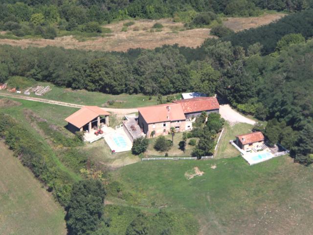 PAMIERS: CORPS DE FERME A VENDRE DE TYPE 7 DE 300 M2 AVEC GITE ET DEPENDANCES SUR 55 HA
