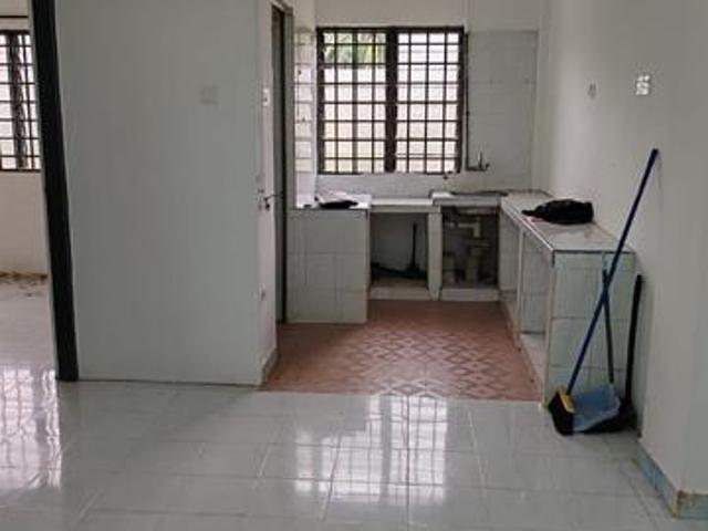 Pangsapuri Merak Kangkar Pulai LowCost Flat Corner
