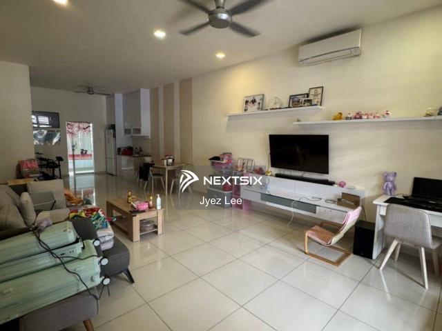 Pangsapuri Sri Mekar Puchong for SALE First Floor Well Maintain Unit Facing Swimming Pool 24hours security service