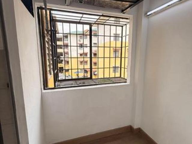 Pangsapuri Sri MerantiLowcost flat corner unit naik 1 tingkat saja