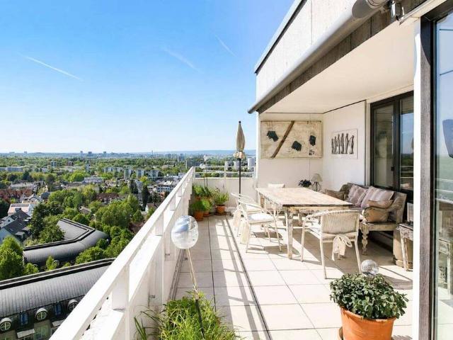 Panorama über den Dächern Frankfurts Stilvolle DG Wohnung mit XXL Terrasse