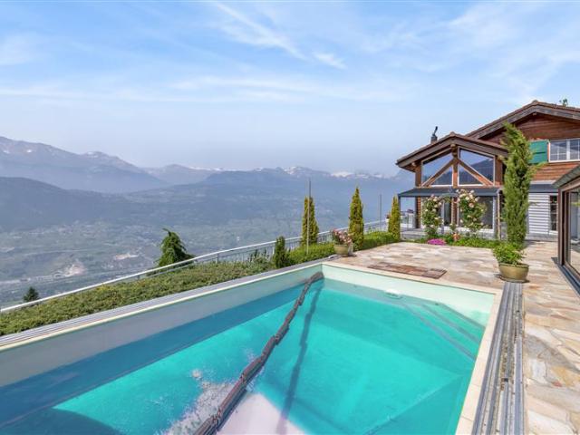Panoramablick und alpine Eleganz mit Schwimmbad