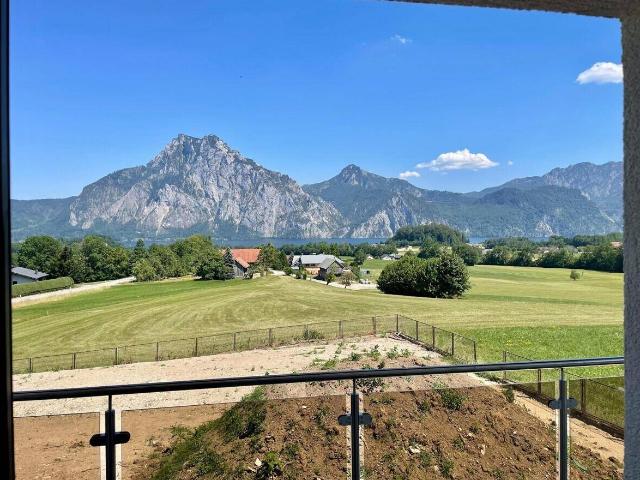 Panoramawohnung am Traunsee Terrasse, Garten und Bergkulisse