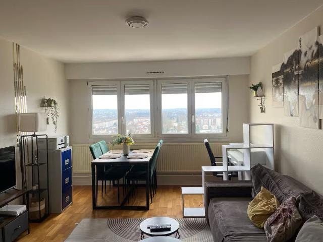 Panoramic apartment near the train station, Pompidou Center, and Arènes