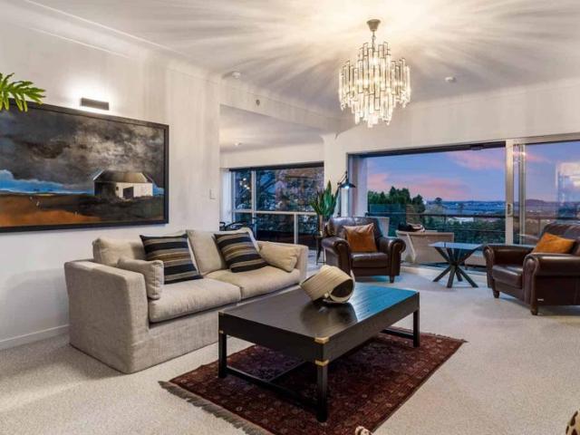 Panoramic Views & Refined Living – Water Inclu.