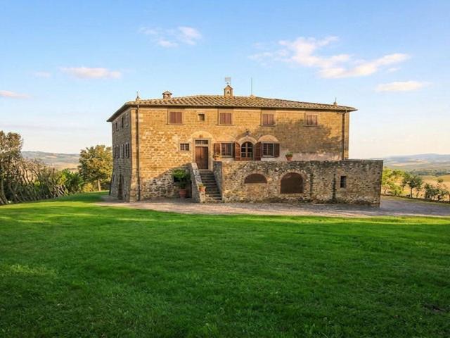 PANORAMICA DELL'IMMOBILE E POSIZIONE 725m² Montecatini Val di Cecina