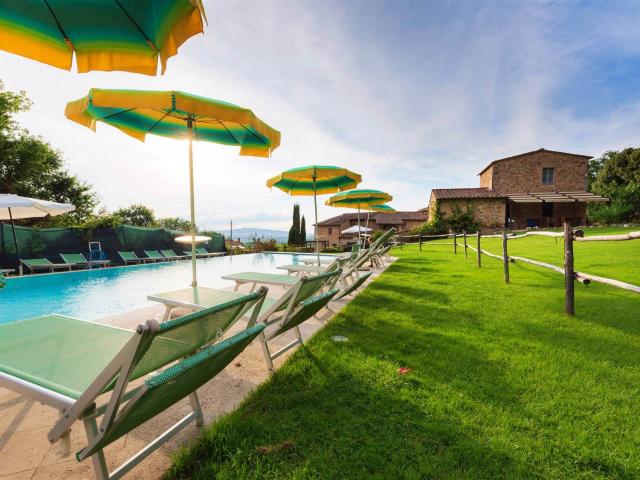 Panoramica Dell'immobile E POSIZIONE 858m² Colle di Val d'Elsa