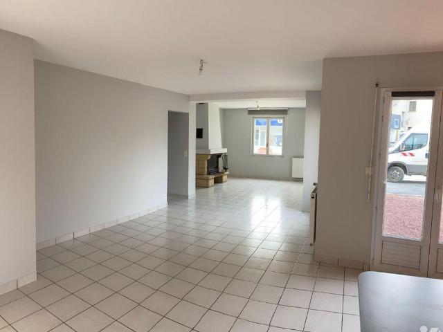 PACE, maison de 84 m², situé à proximité immediate du bourg, comprenant: séjour/salon avec chem.