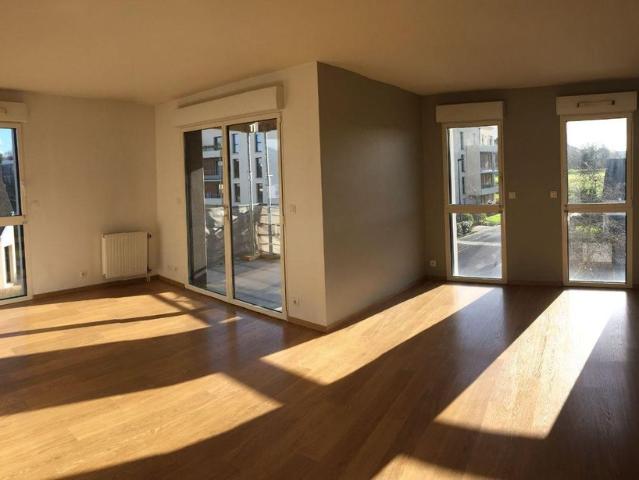 PACE, allée du Moulin, un appartement de type 4 situé au 1er étage d'une résidence calme et séc.