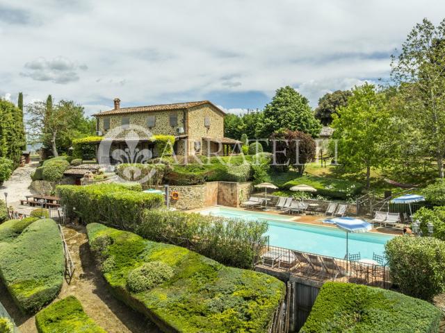 Paciano, vicino al Lago Trasimeno si trova questa magnifica. 378m² Paciano