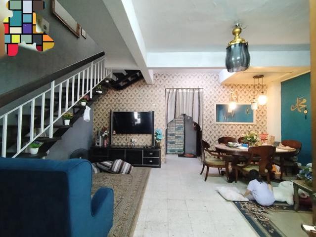 Padang Depan Dua Tingkat Teres Rumah Taman Tulip Bukit Sentosa