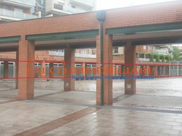 PADERNO DUGNANO ZONA CENTRALE AFFITTASI/VENDESI NEGOZIO DI 927 MQ ca