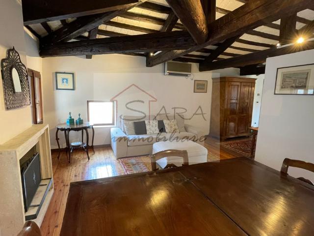 PADOVA – ZONA DUOMO ELEGANTE APPARTAMENTO 2 CAMERE CON CAMINO E VISTA