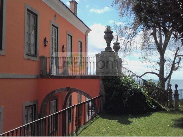Palacete com possvel adaptao a Hotel junto Marginal com vista.