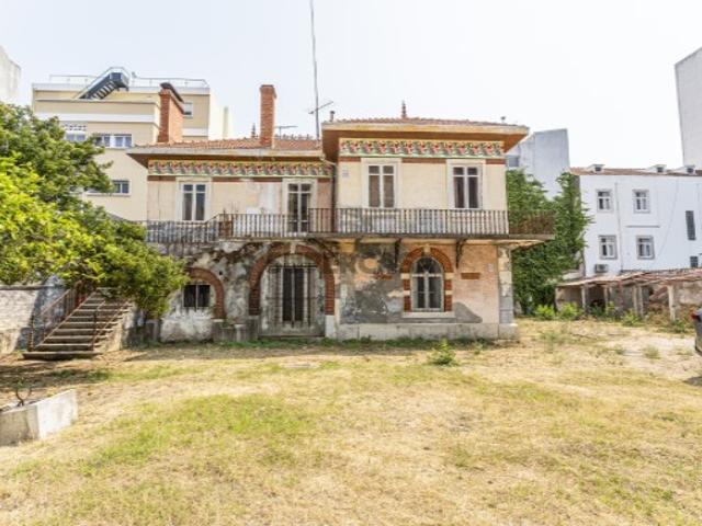 Palacete de Charme no Coração de Setúbal com 19 divisões espaço exterior e parqueamentos exteriores