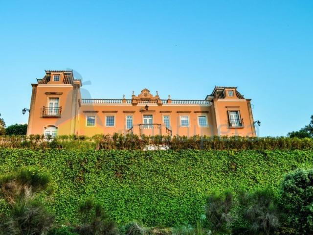 Palacete histórico de luxo, uma jóia de 1920 com piscina e mobília incluída