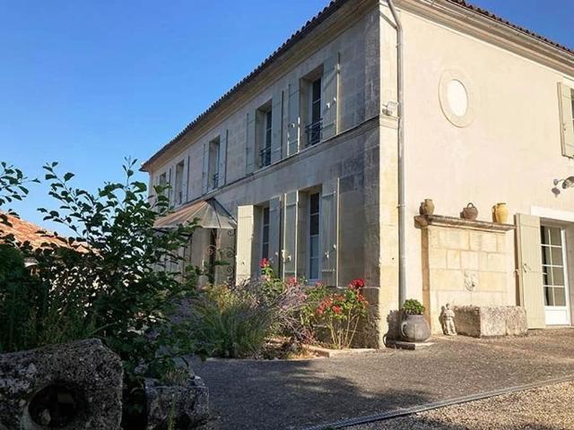 Palais de 730 m² en vente Jonzac, Nouvelle Aquitaine