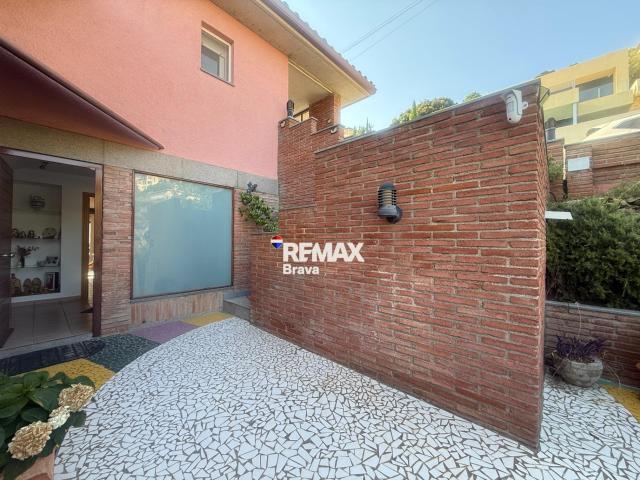 Palau Saverdera | Exclusiva vivienda unifamiliar con piscina, amplias terrazas y vistas panorámicas a la bahía de Roses