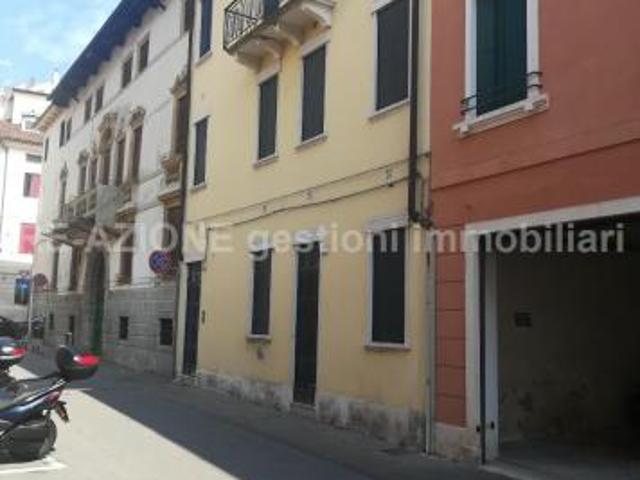 PALAZZETTO TERRA/CIELO DA RISTRUTTURARE IN CENTRO STORICO DI VICENZA