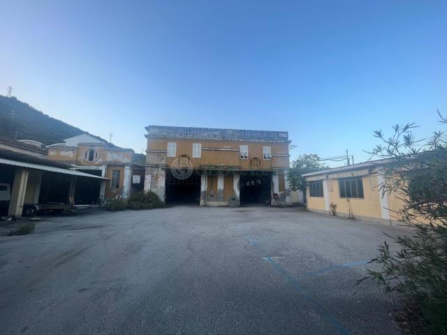 Palazzina commerciale/ufficio in Vendita a La Spezia