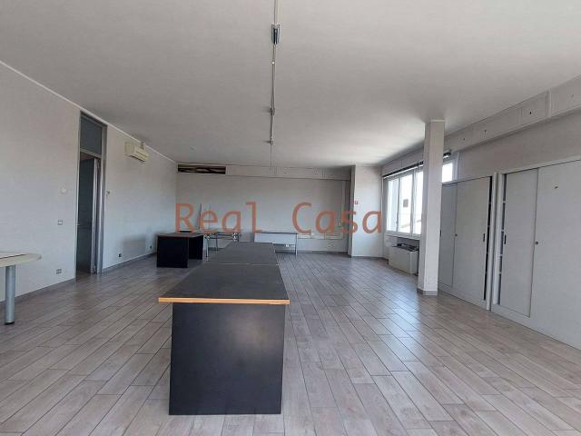 Palazzina commerciale in affitto a Modena