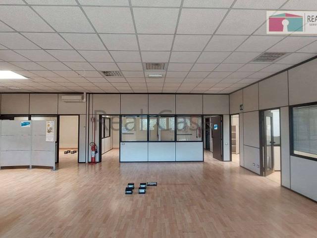 Palazzina commerciale in affitto a Modena
