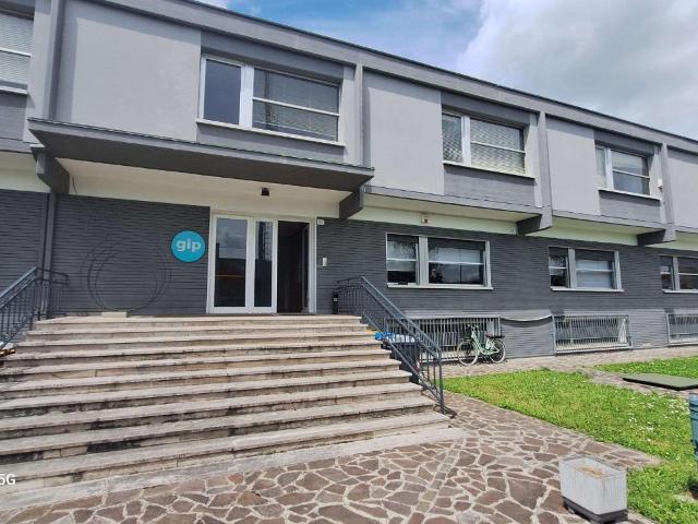 Palazzina commerciale in affitto a Modena