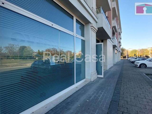 Palazzina commerciale in affitto a Modena