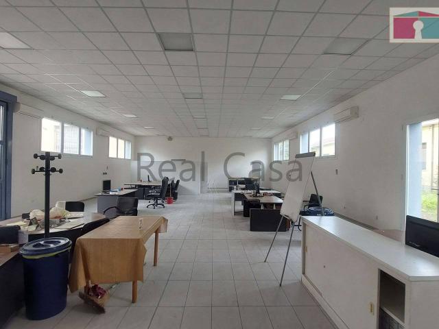 Palazzina commerciale in affitto a Modena