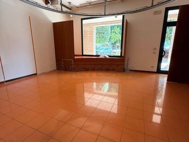 Palazzina commerciale in affitto a Montecchio Maggiore