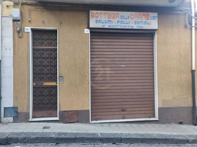 Palazzina commerciale in affitto a Aci Sant'Antonio