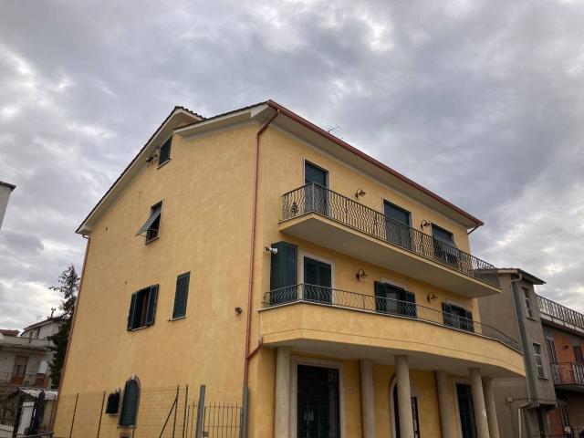 Palazzina commerciale in affitto a Guidonia Montecelio