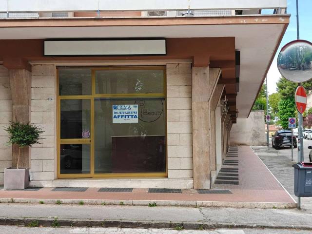 Palazzina commerciale in affitto a Jesi