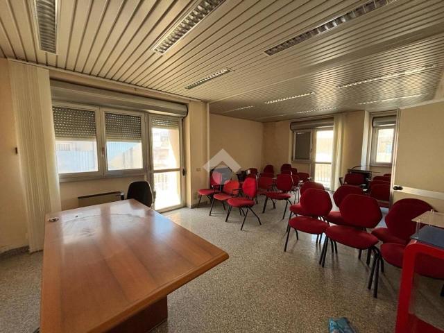 Palazzina commerciale in affitto a Pescara