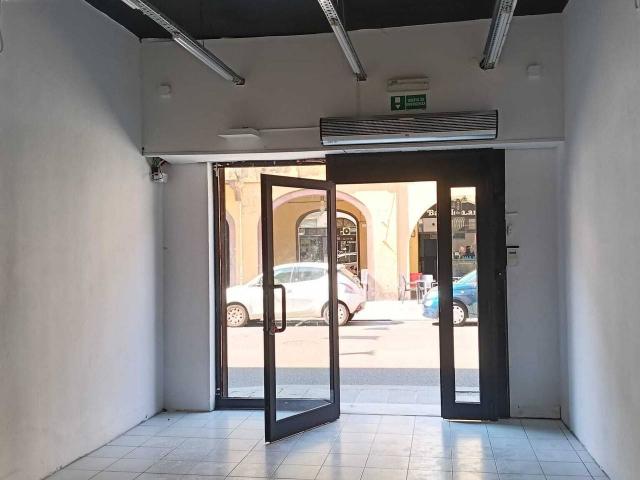 Palazzina commerciale in affitto a Reggio Emilia