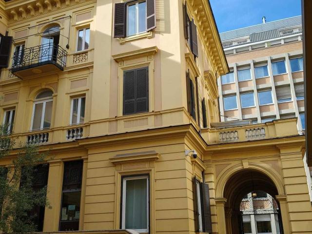 Palazzina commerciale in affitto a Roma