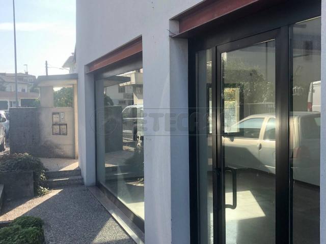 Palazzina commerciale in affitto a Romano D'Ezzelino