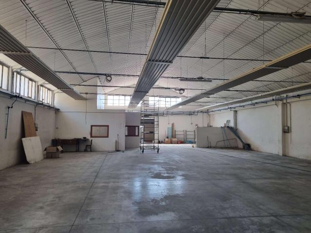 Palazzina commerciale in affitto a Spello