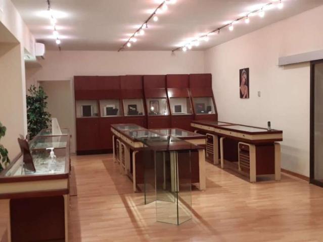 Palazzina commerciale in vendita a Modena