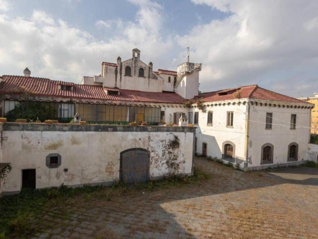Palazzina commerciale in vendita a Napoli