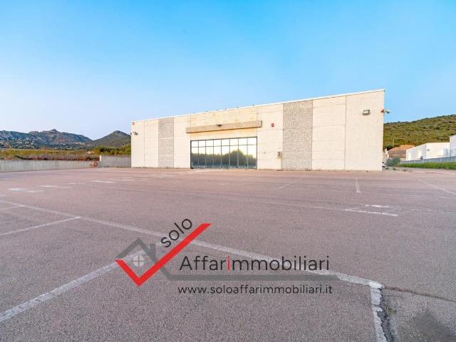 Palazzina commerciale in vendita a Olbia