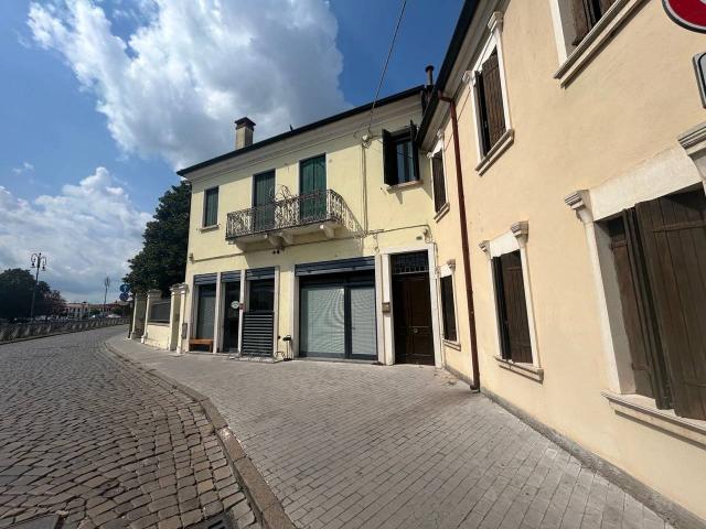 Palazzina commerciale in vendita a Adria