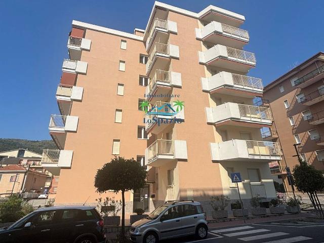 Palazzina commerciale in vendita a Andora