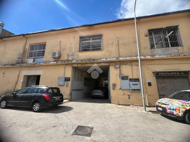 Palazzina commerciale in vendita a Arzano
