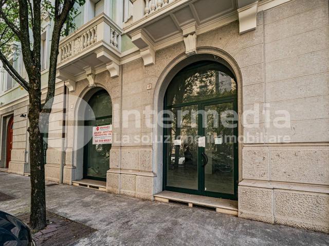 Palazzina commerciale in vendita a Brescia